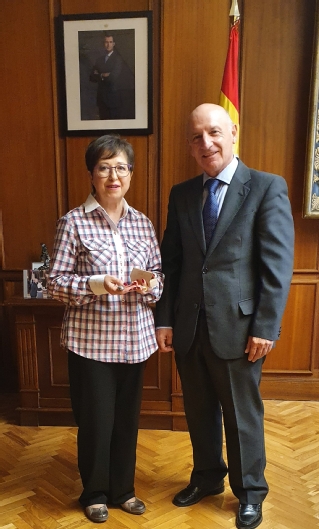 La funcionaria Amparo López Carrión junto al presidente del TSJ de Castilla-La Mancha, Vicente Rouco